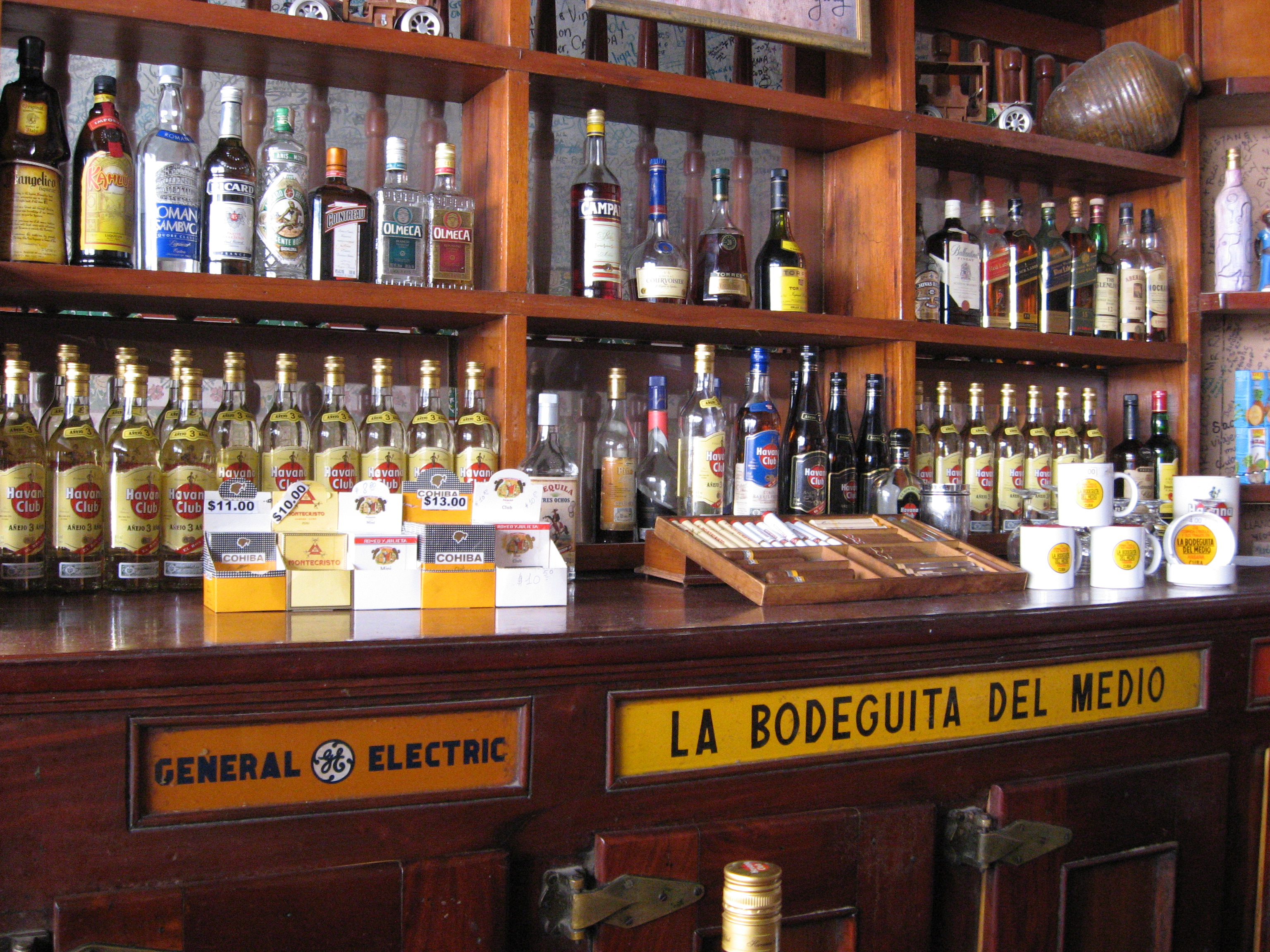Gevel en ingang van La Bodeguita del Medio in Havana