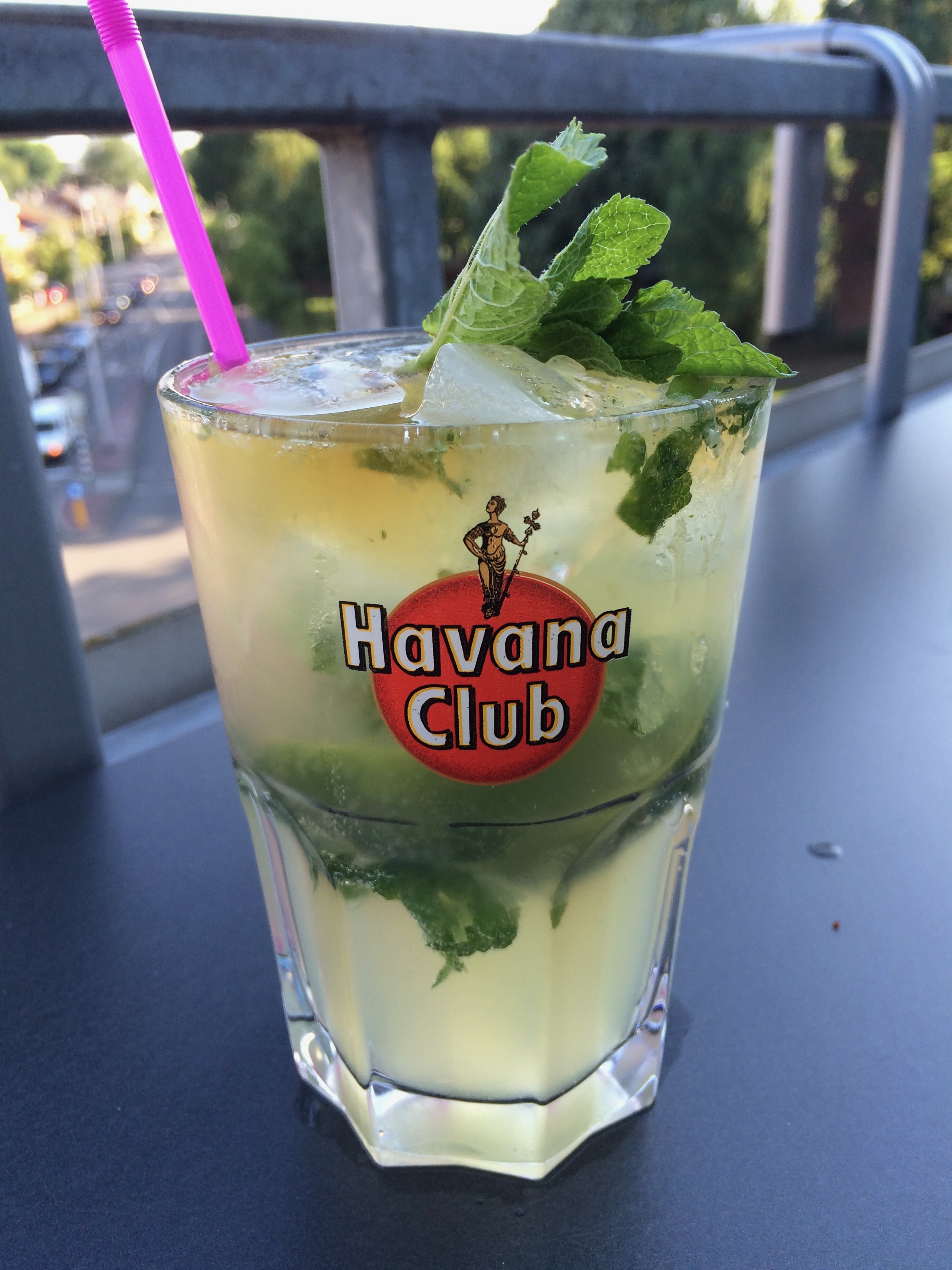 Mojito in hoog glas met limoenschijf en veel ijs