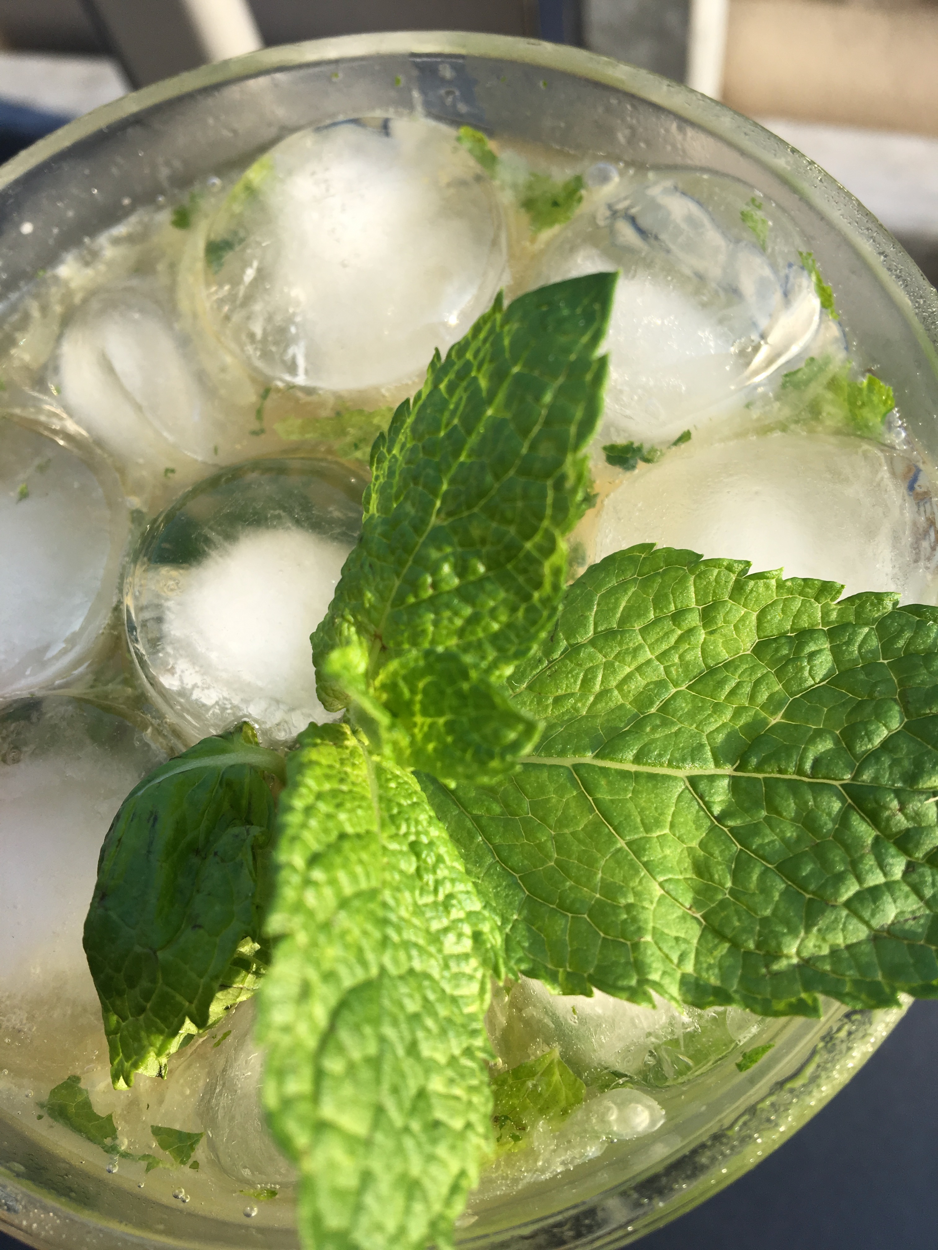 Mojito met royale muntgarnish en sprankelend ijs in close-up